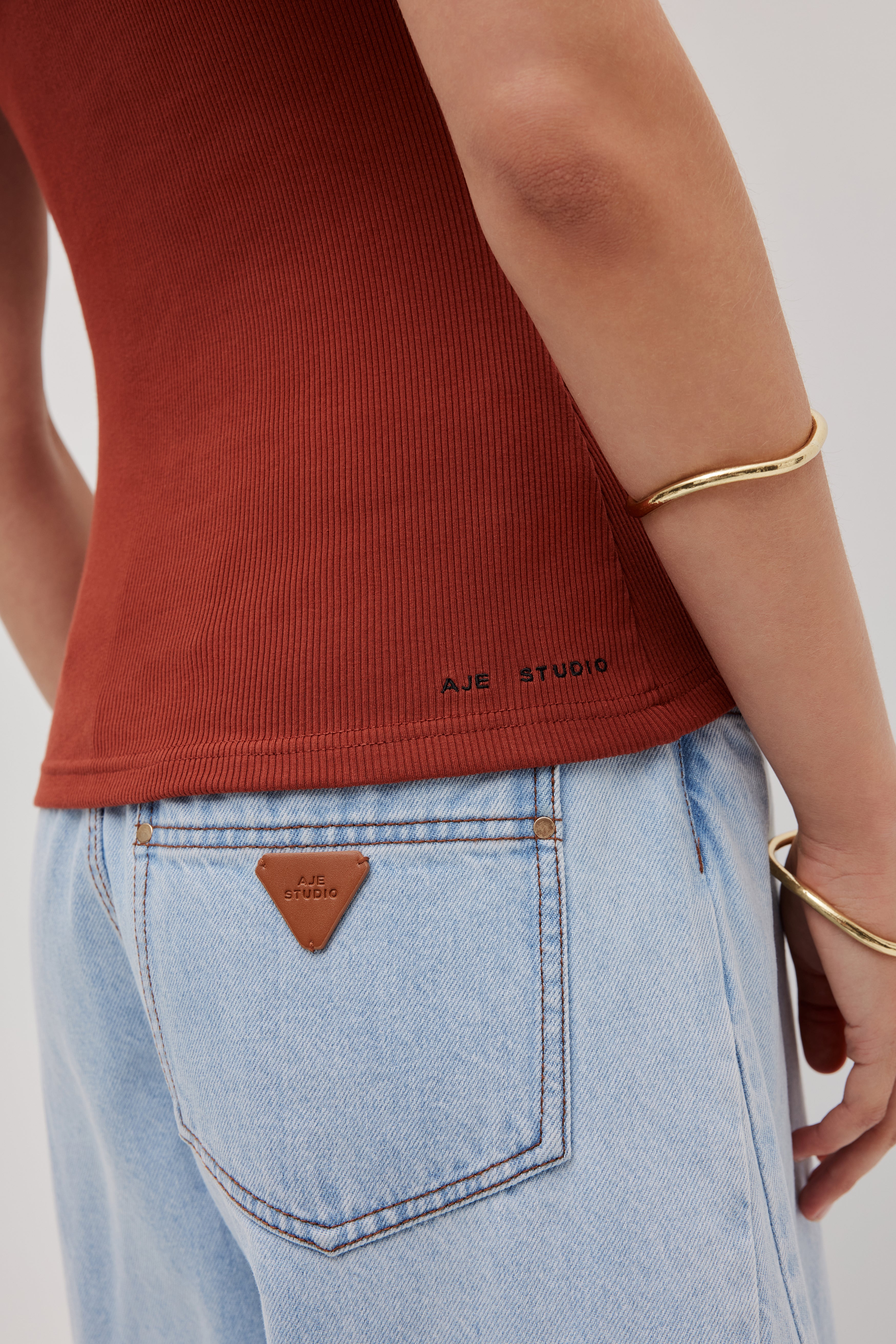 261AS1049_OCHRE_4_1761712682