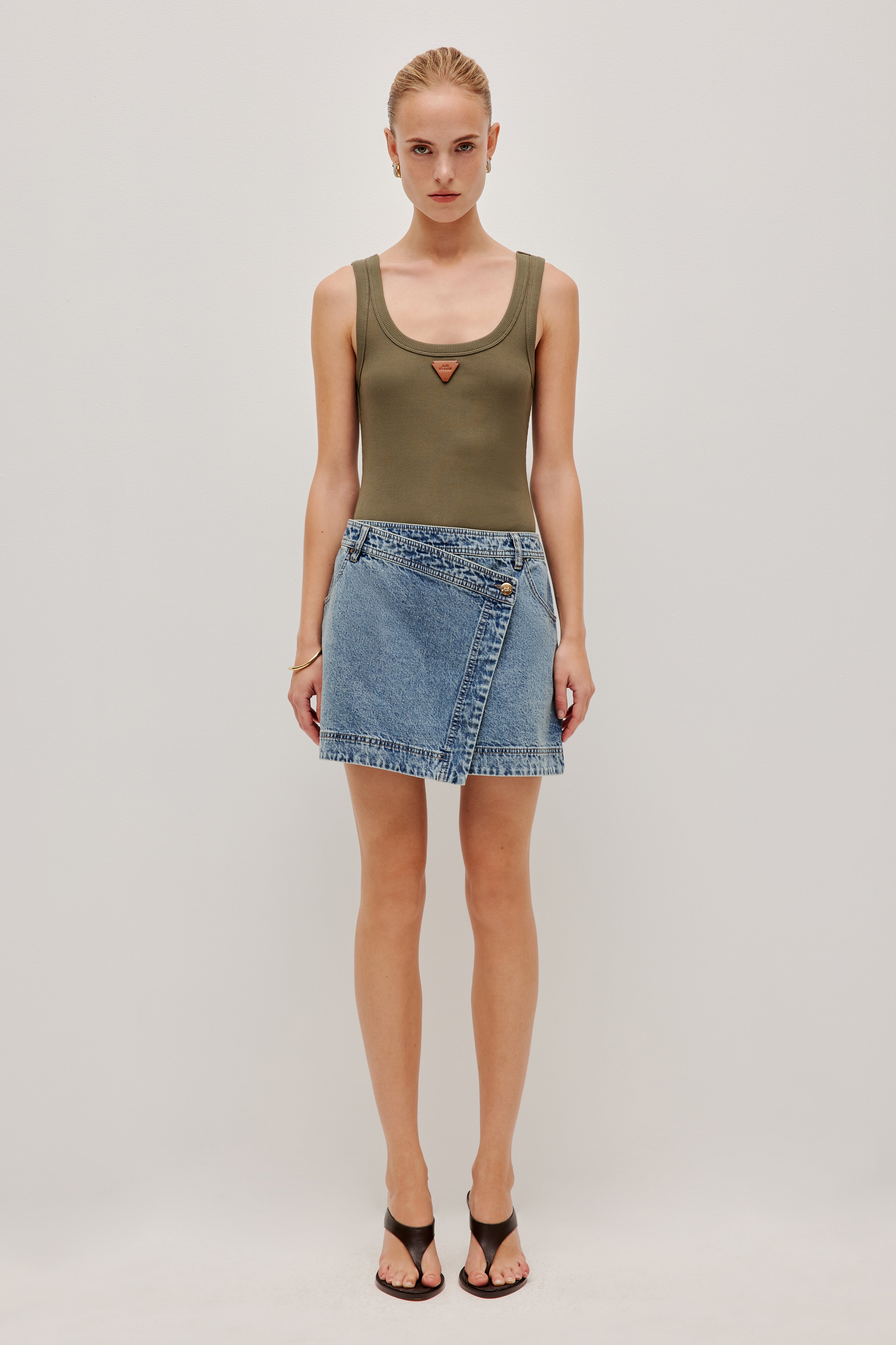 261AS1049_OLV_1_1767066406