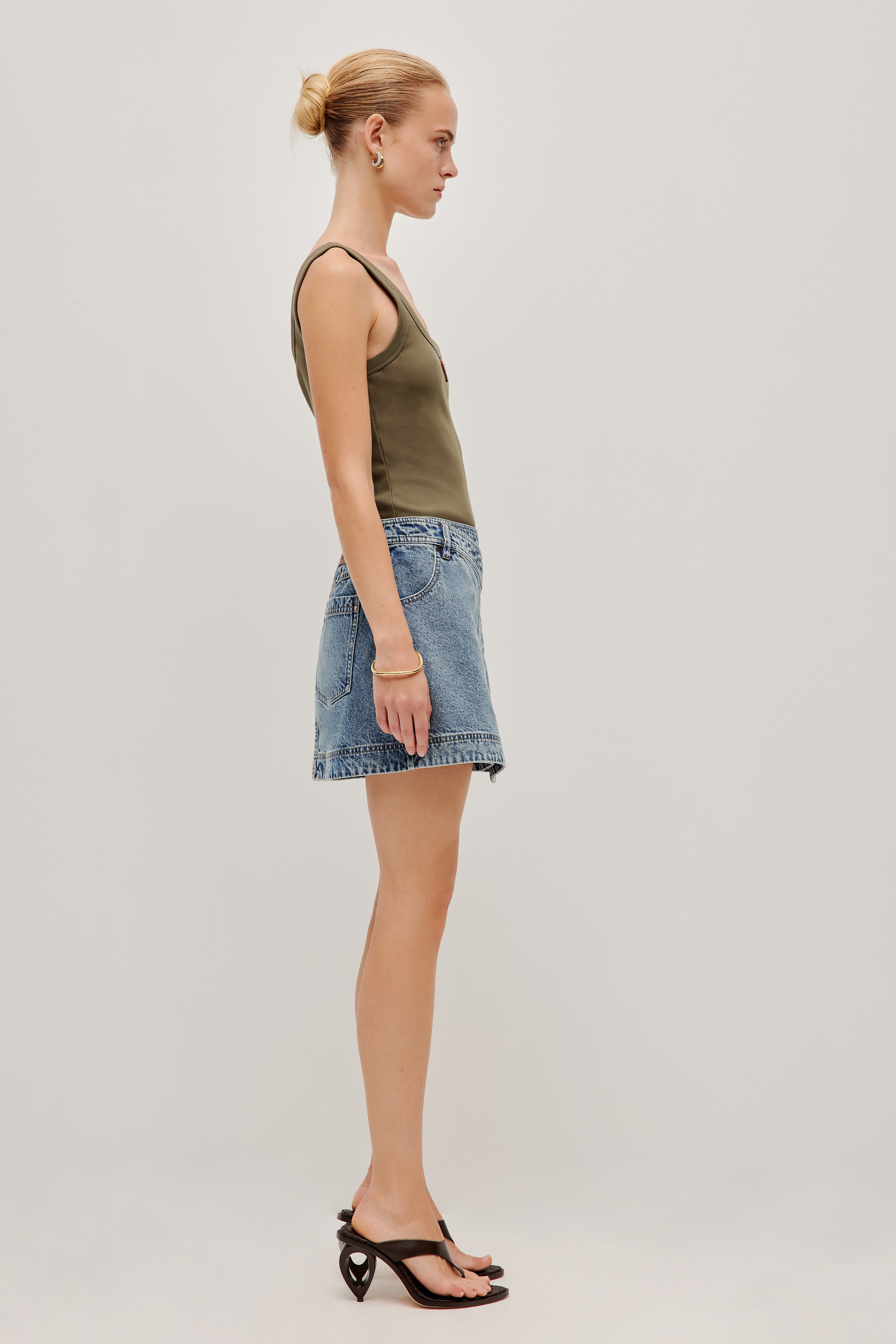 261AS1049_OLV_7_1767066416