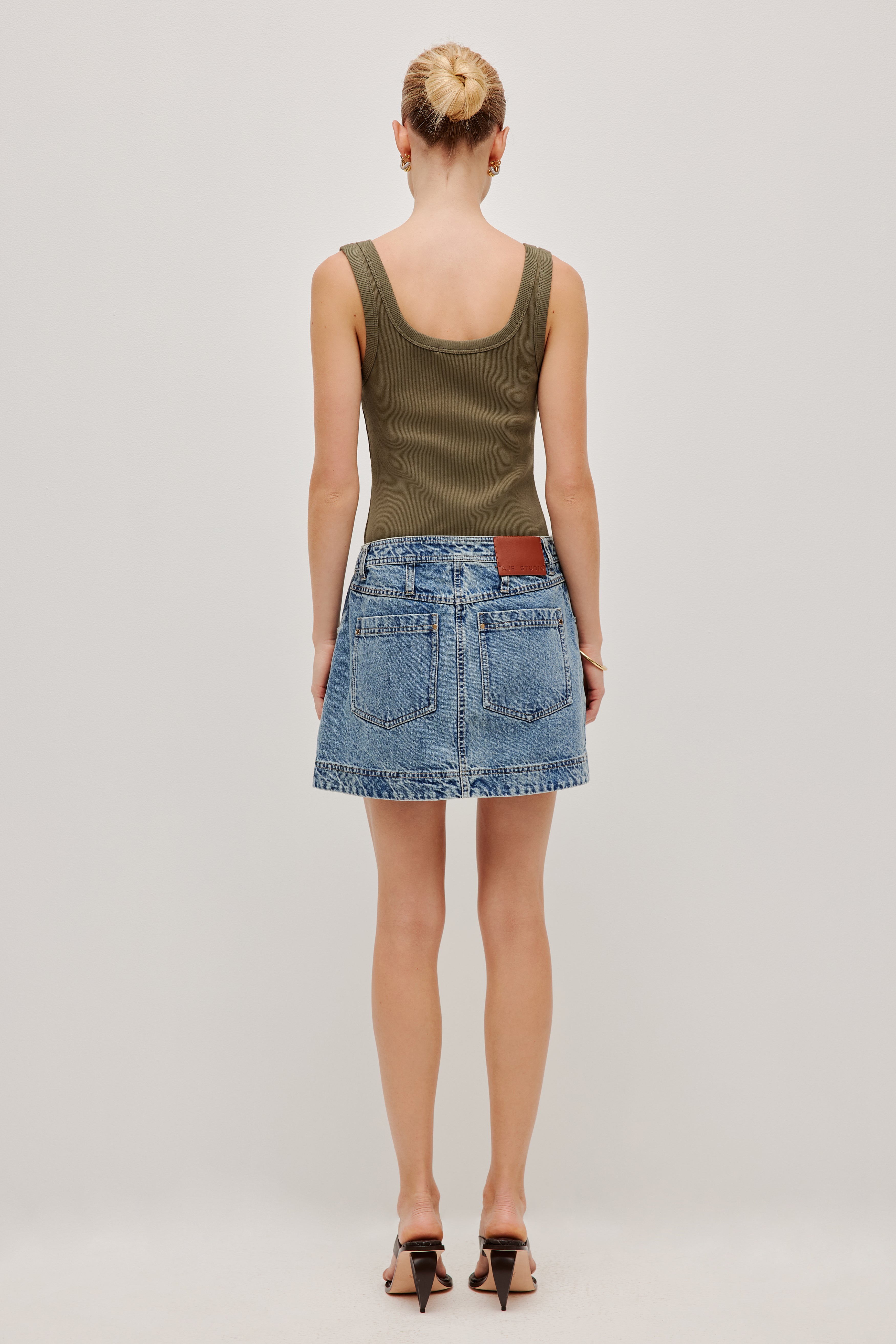 261AS1049_OLV_8_1767066431