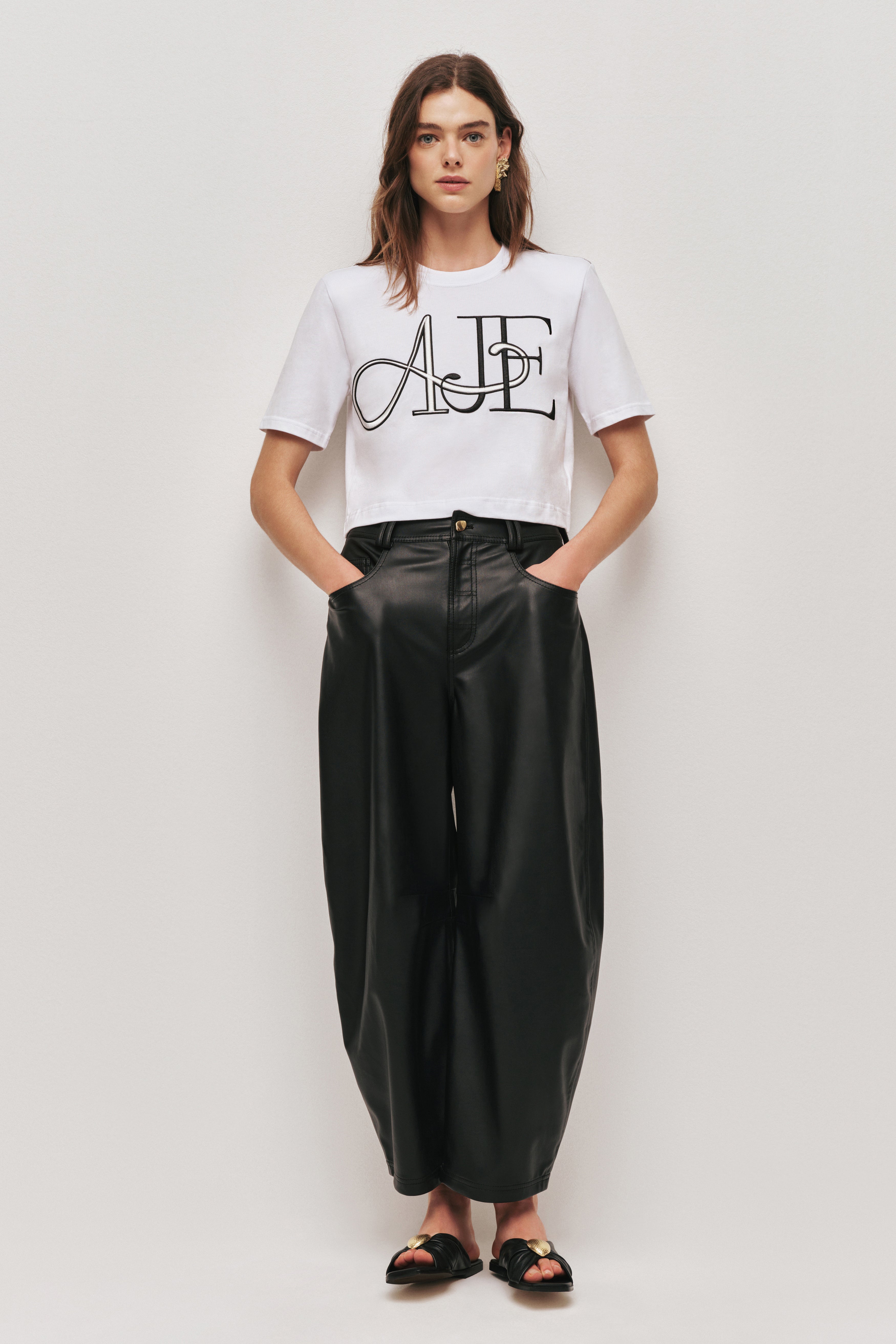 26RE1067_WHT-BLK_1_1761514083