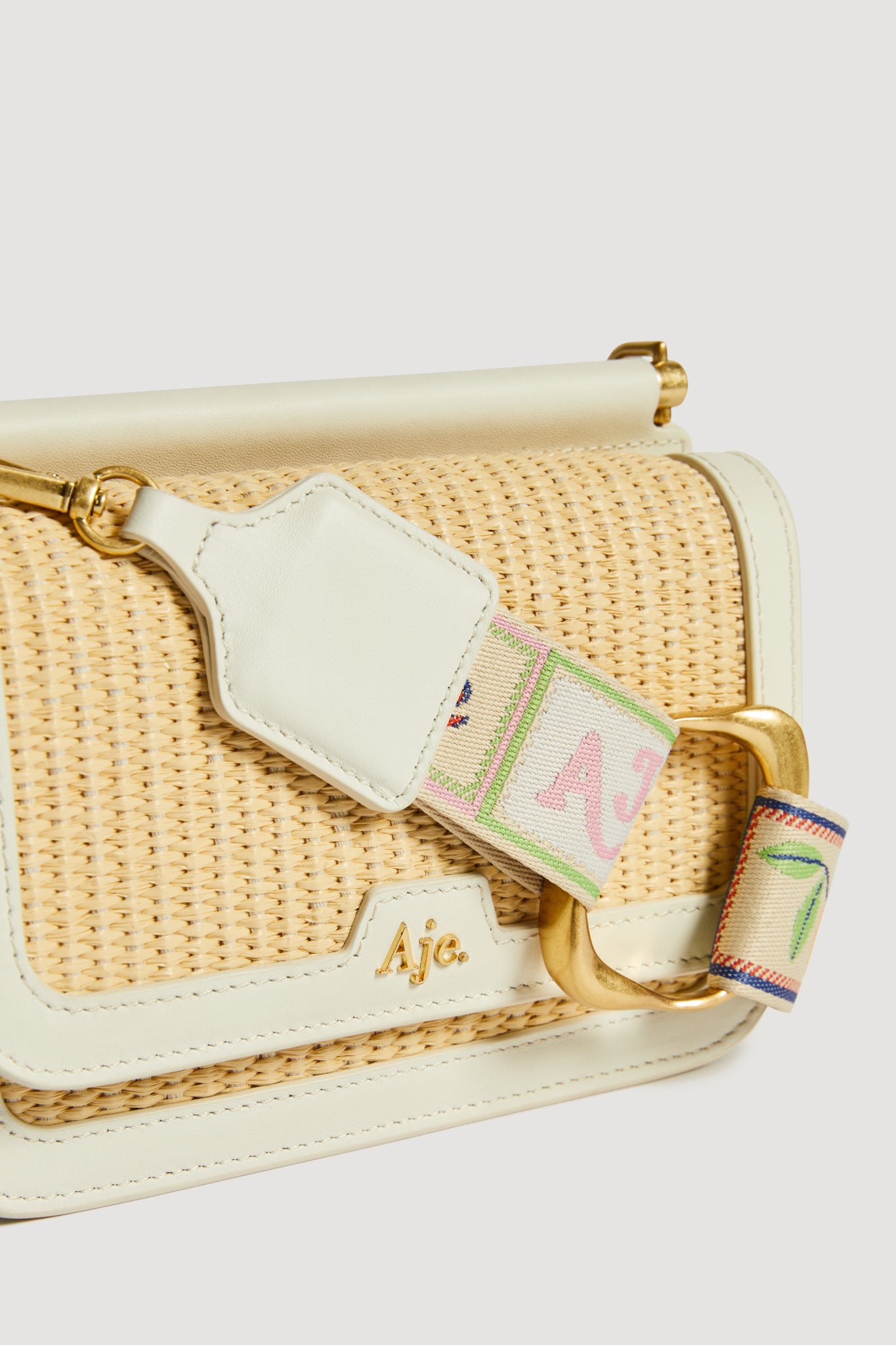 26RE6467_POSTCARD_2_1762399808