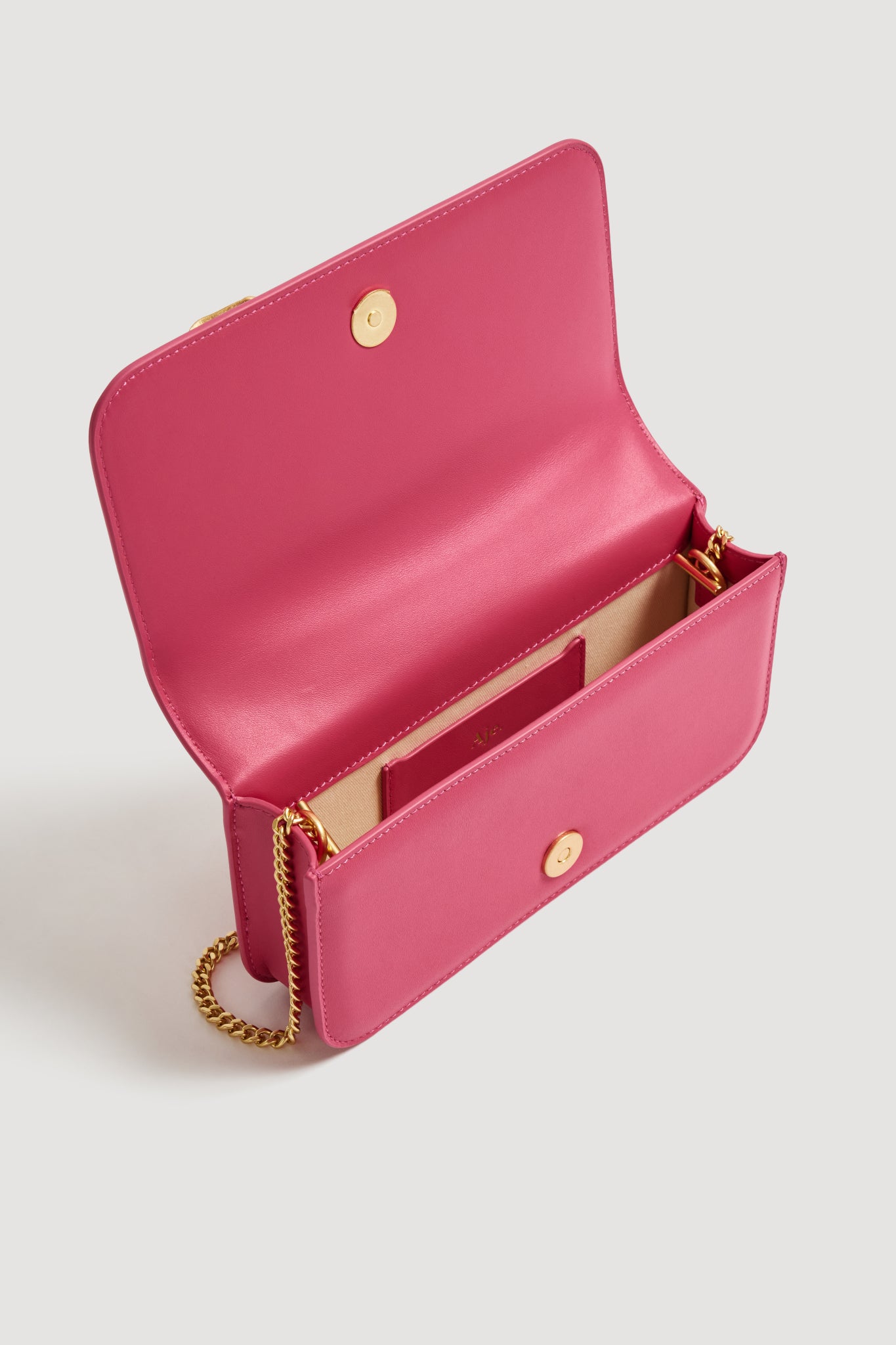 26RE6589_MGNTA_3_1760834852