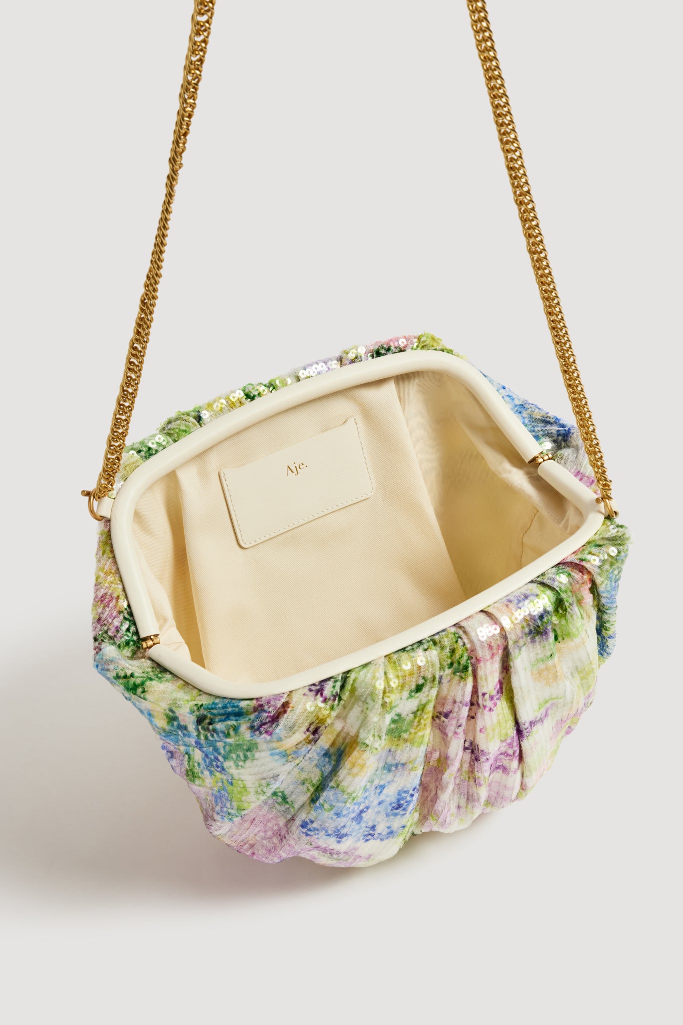 26RE6815_LVDA_4_tqqrjl_1758789302