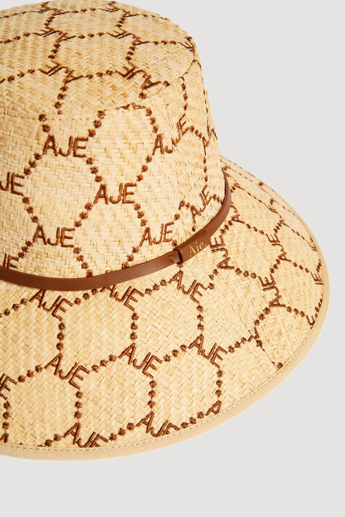 26RE8415_NAT-AMB-BR_2_1761285987