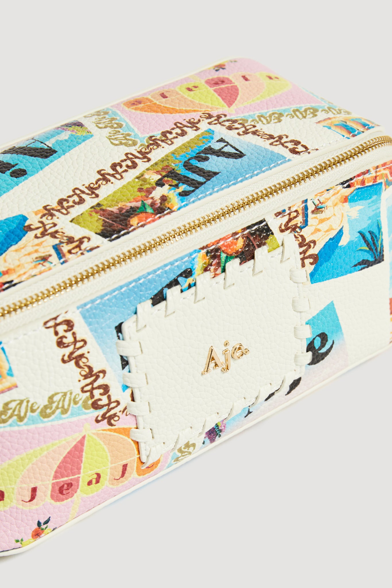 26RE8760_POSTCARD_2_1762396723